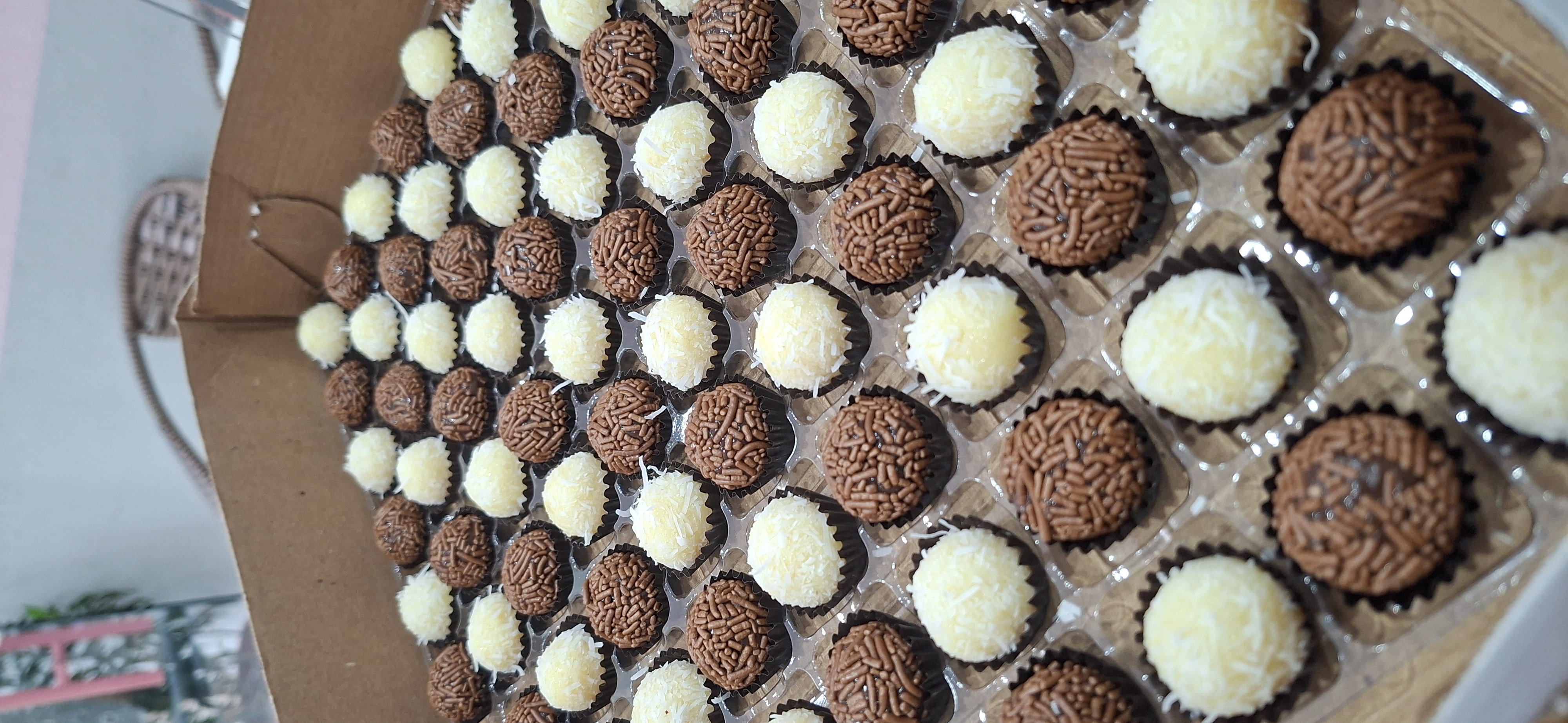 50 Docinhos enrolado 12g- 1 sabor.                                       (Por encomenda)